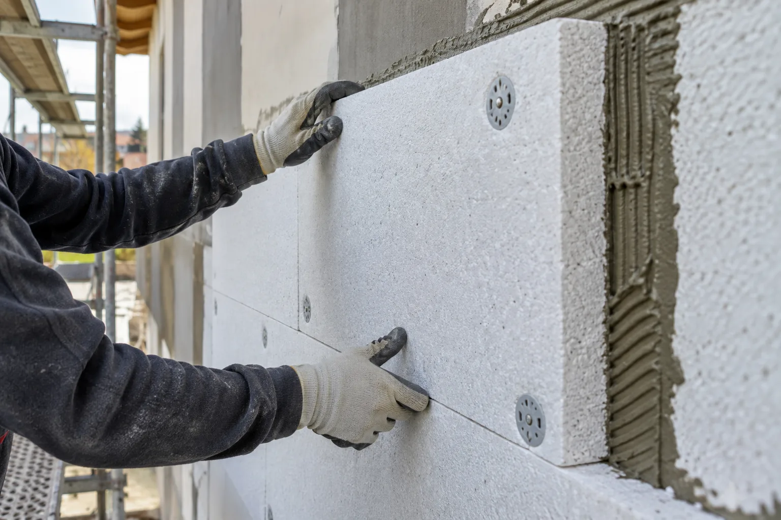Pose de panneaux isolants sur une façade extérieure